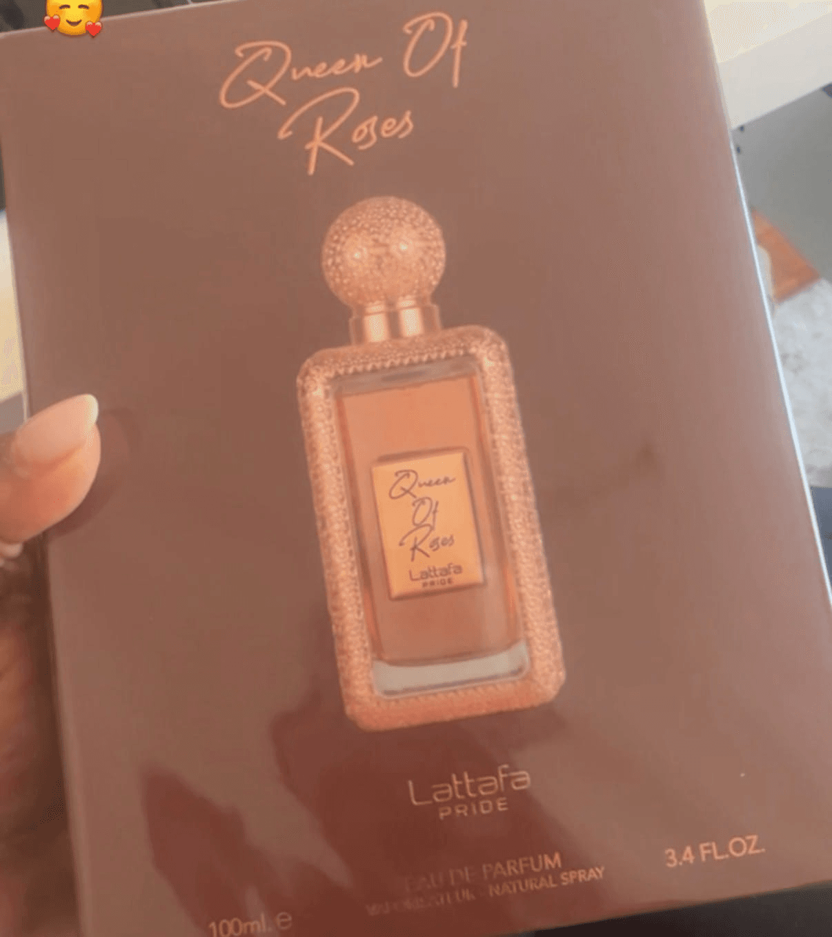 Caixa Queen of Roses Lattafa Pride em tons rosé