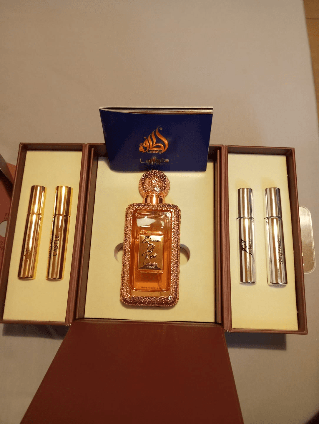 Conjunto Lattafa Queen of Roses com quatro travel sprays